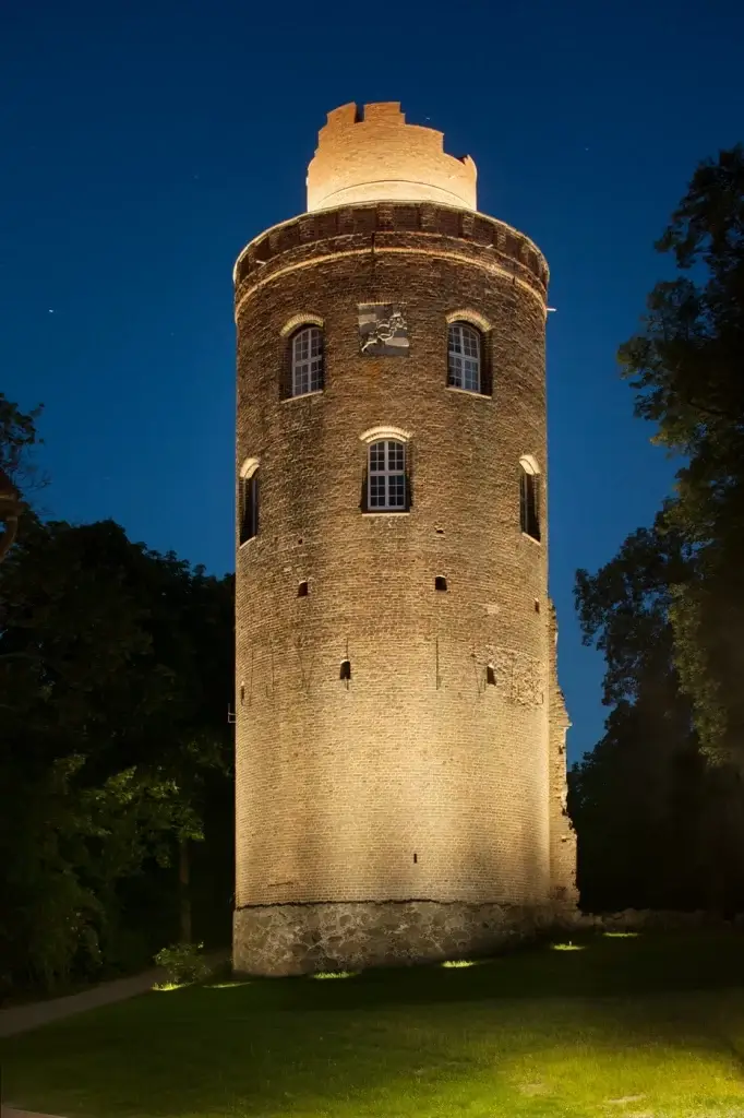 Burgturm Wendland bei Nacht