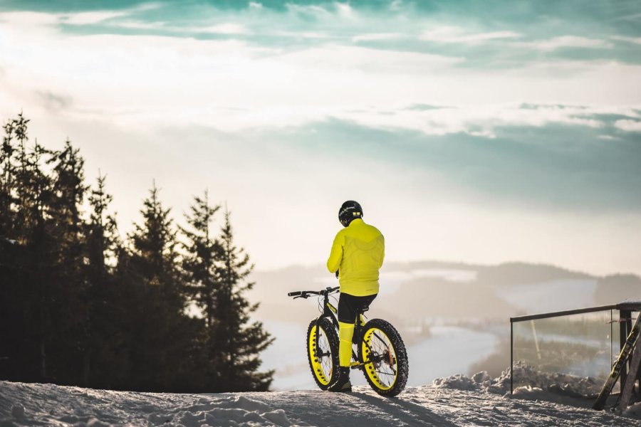 Radfahrer im Winter mit gelber Jacke